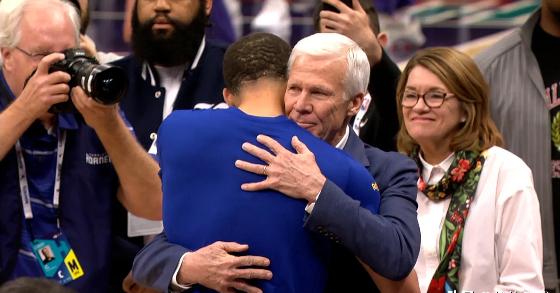 凯尔特人B队横扫意大利男篮,库里送出助攻 凯尔特人B队横扫意大利男篮,库里送出助攻