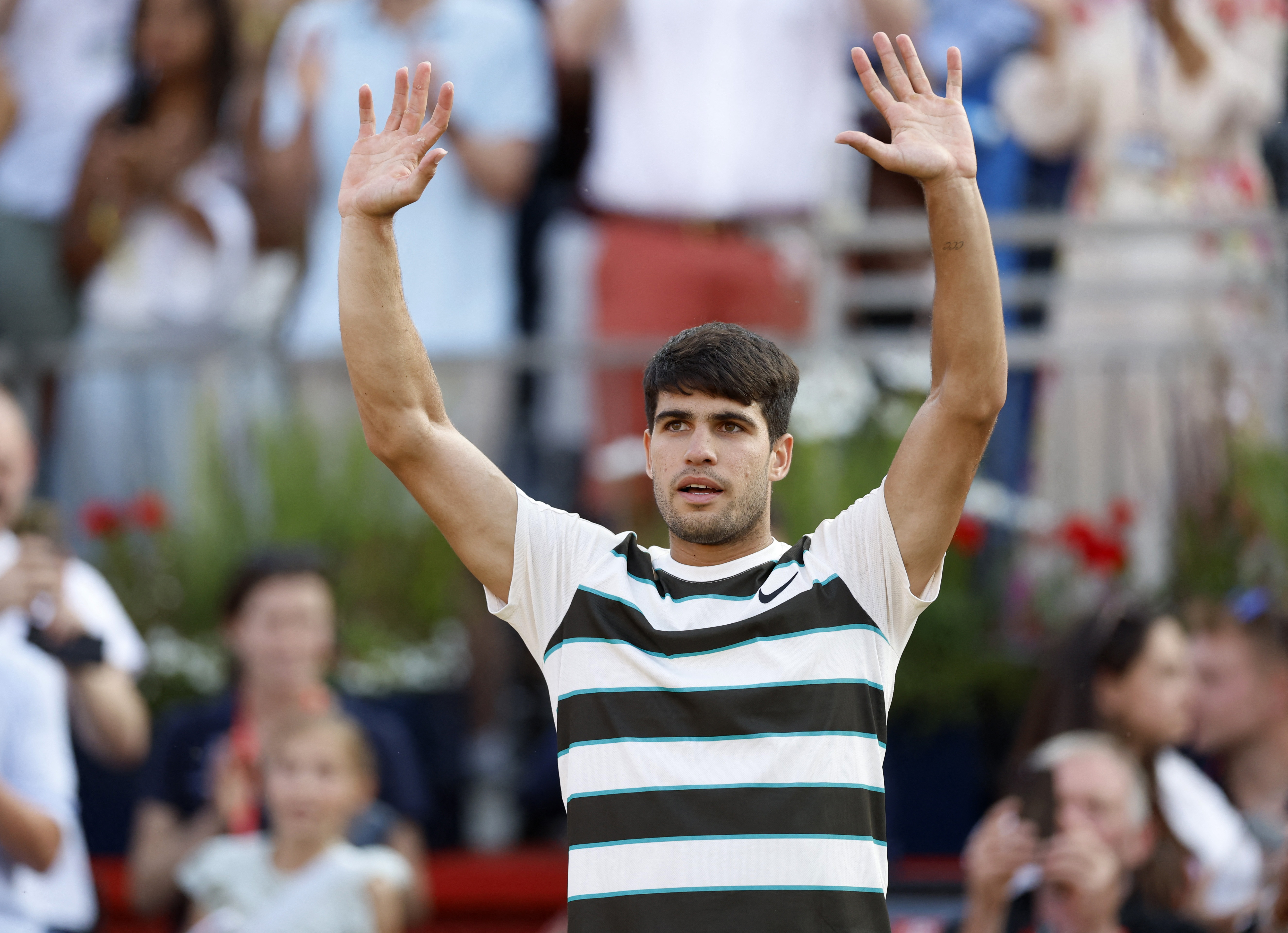 包含西班牙网球队险胜英国网球队，阿尔卡拉斯统治全场的词条