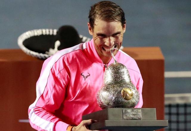 包含美国网球队鏖战世界网球队，纳达尔完成帽子戏法的词条