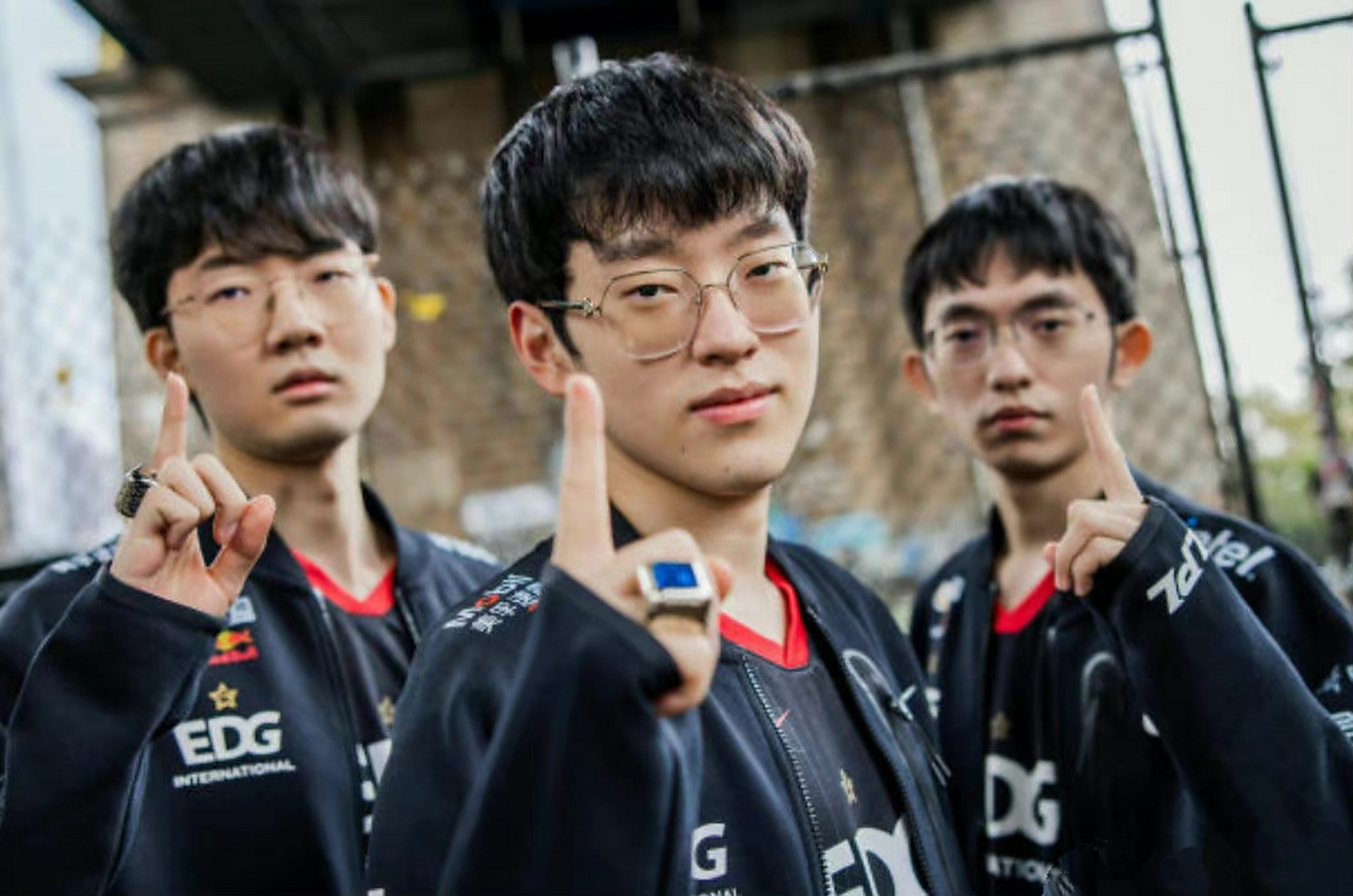 关于EDG完胜C9，Caps高光表现的信息