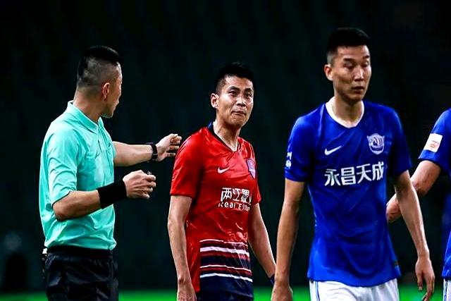 关于足球传奇谢幕，球迷泪洒赛场的信息