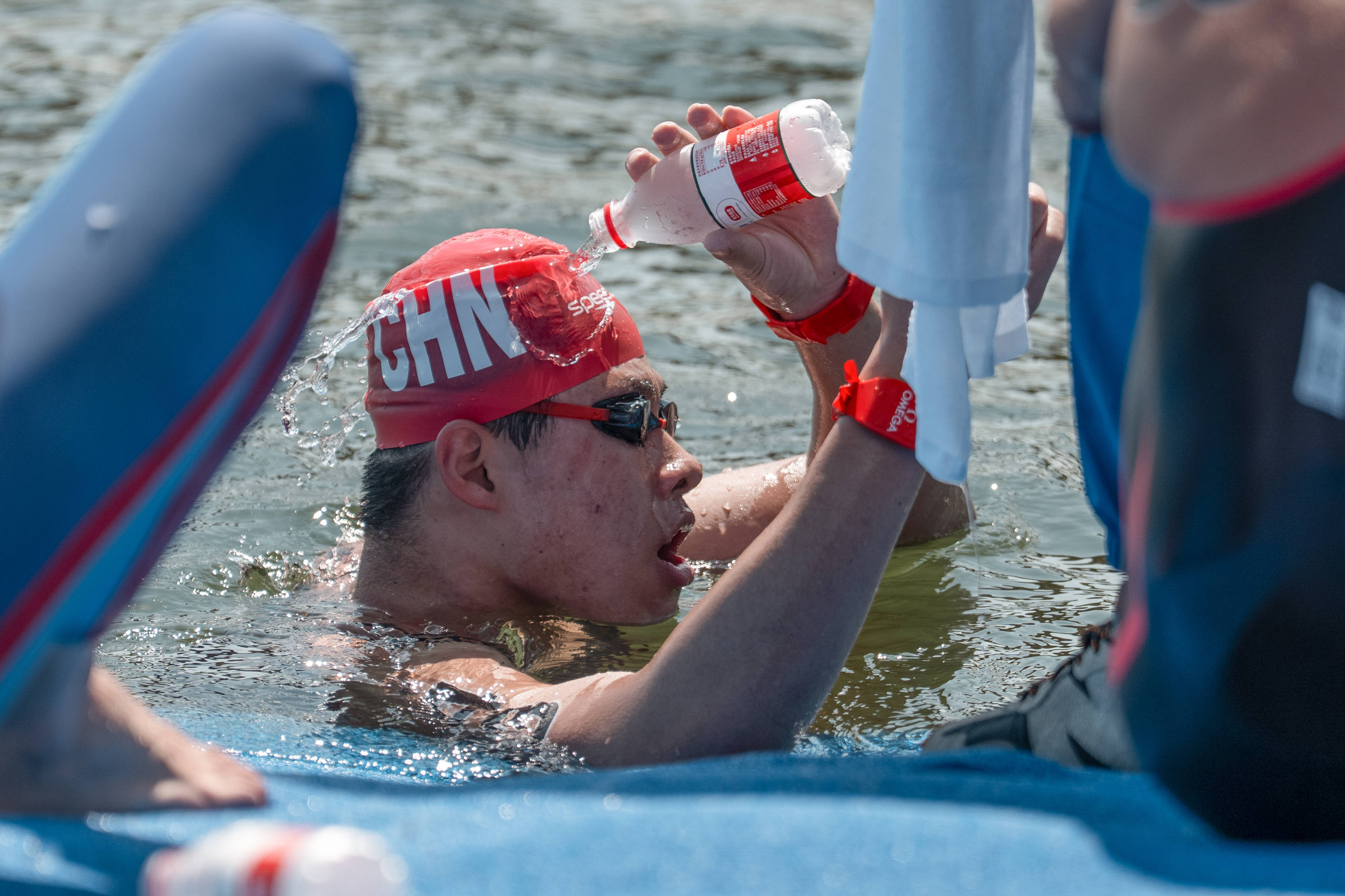 包含场面火爆！游泳观众席沸腾不已的词条