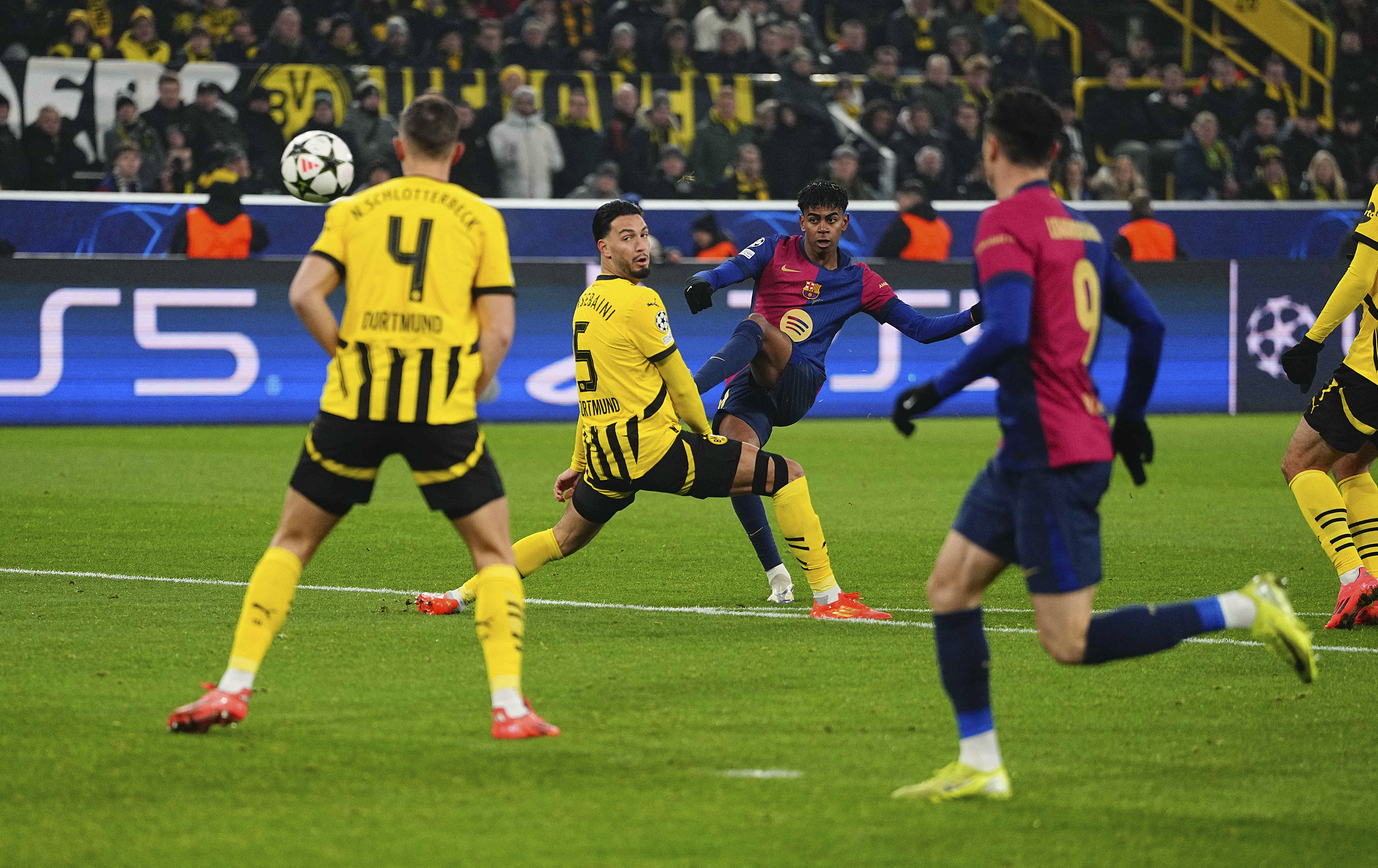 欧冠16强争夺激烈，豪强之间剑拔弩张